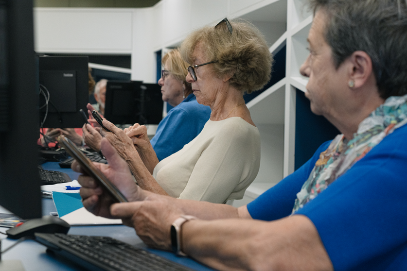 Blanca, Inma y José Luis, tres mayores de 60 a los que les ha cambiado la vida un curso de competencias digitales. CEDIDA