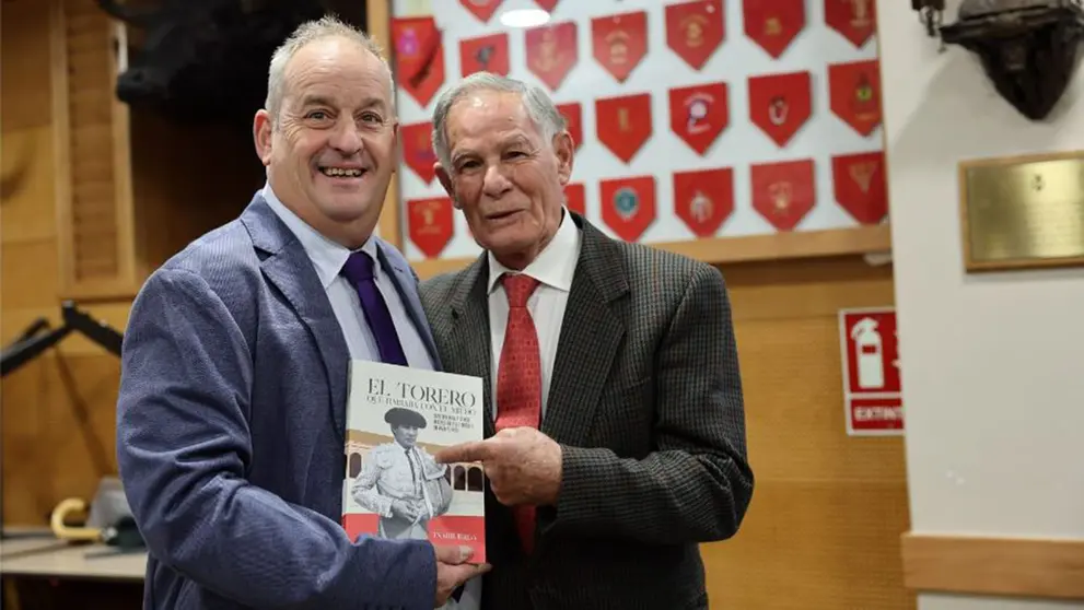Charly Lerga y Ruiz Miguel con el libro dedicado al torero andaluz. Foto cedida por el autor.