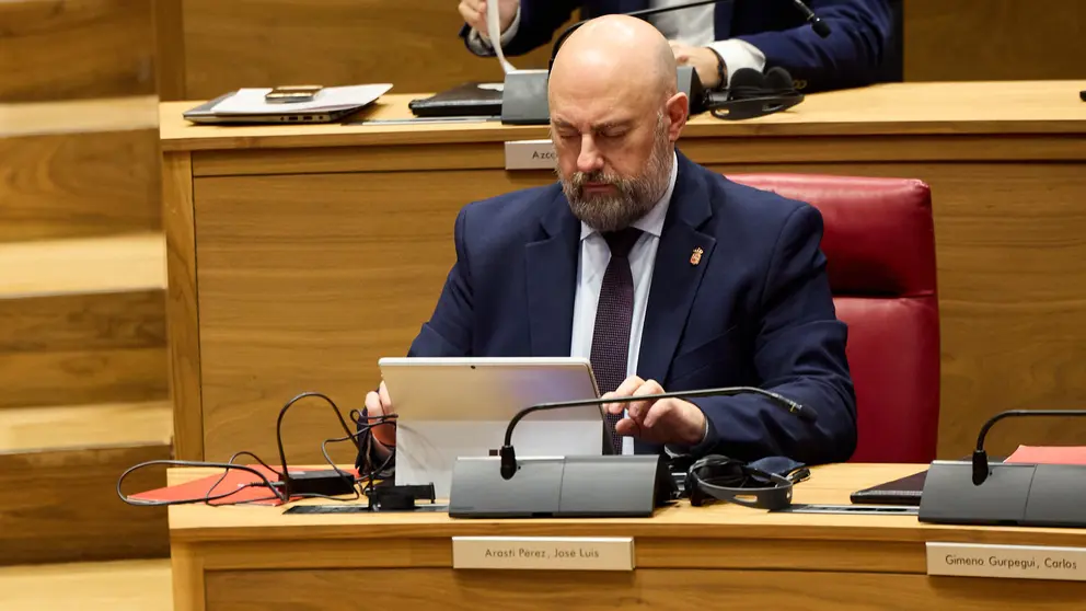 El consejero de conomía, José Luis Arasti en el Pleno del Parlamento de Navarra. IÑIGO ALZUGARAY