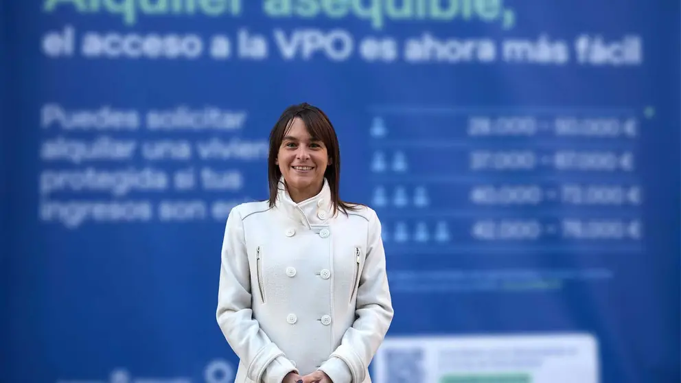 La consejera de Vivienda, Begoña Alfaro, ante una lona informativa de la campaña de alquiler asequible. GOBIERNO DE NAVARRA