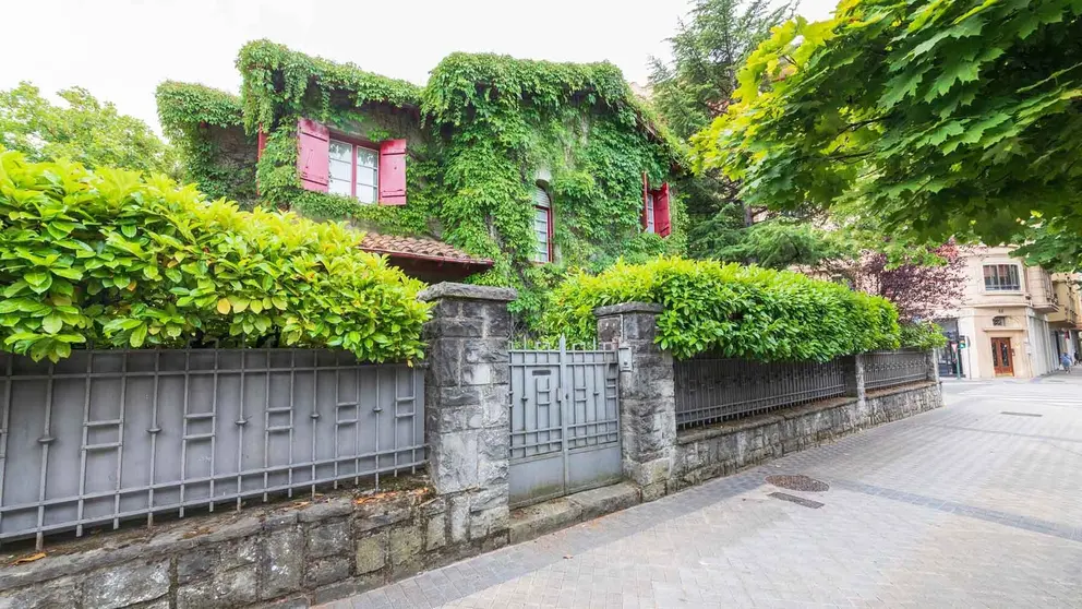Edificio unifamiliar aislado situado en el  pleno centro de Pamplona. Foto Facebook.