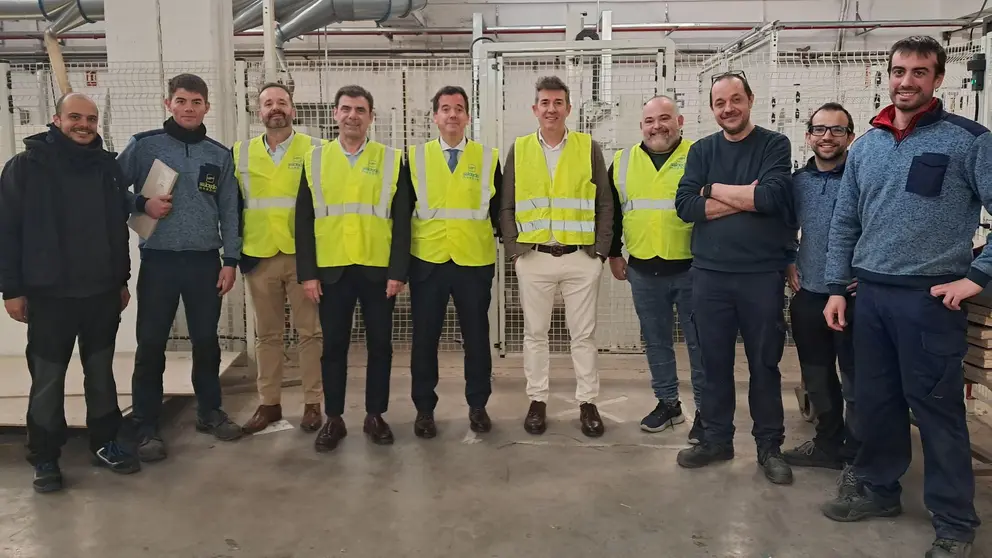 El consejero Irujo y a su derecha el presidente de ANEL, Ignacio Ugalde, y el director general Iñigo Arruti, además de personal de la cooperativa Salcedo Muebles. GOBIERNO DE NAVARRA