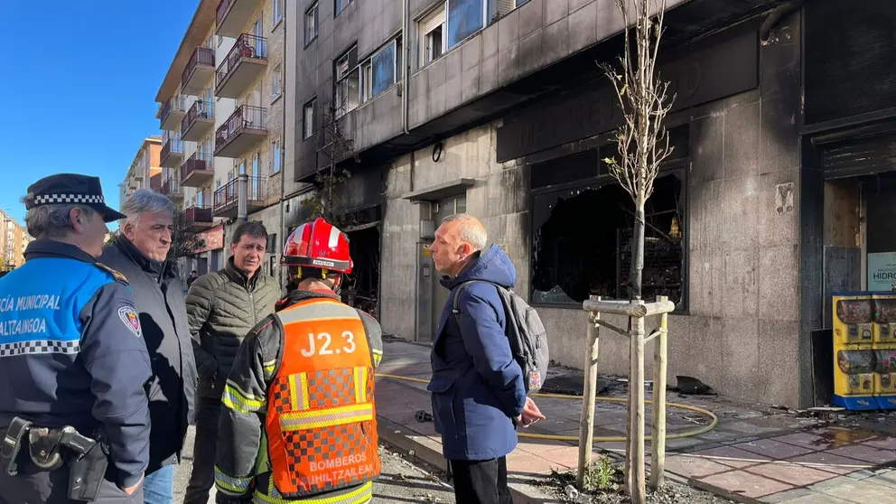 El alcalde de Pamplona visita la zona afectada por el incendio de un bazar chino en la Rochapea. AYUNTAMIENTO DE PAMPLONA
