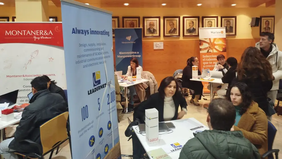 Varias personas realizan entrevistas en la feria de empleo de la Cámara de Comercio de Navarra. CEDIDA