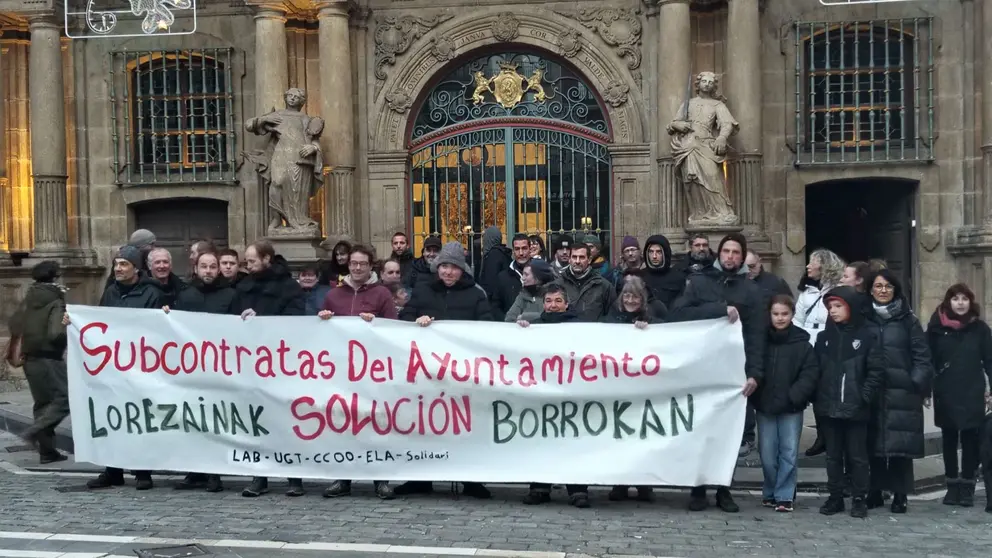 Los trabajadores de la empresa de jardinería subcontratada por el Ayuntamiento de Pamplona se concentran. UGT