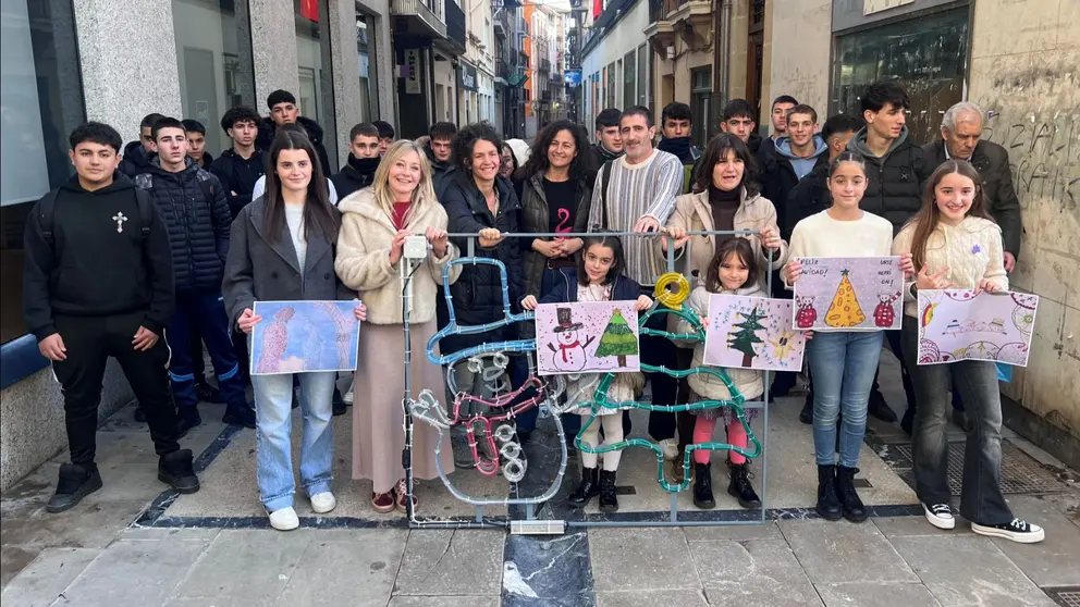 El Ayuntamiento de Estella amplía la iluminación navideña con arcos basados en dibujos escolares. CEDIDA