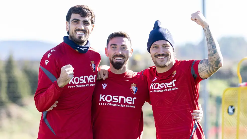 Los jugadores Alejandro Catena, Moi Gómez y Juan Cruz se conjuran para ganar en Mallorca. CA Osasuna.
