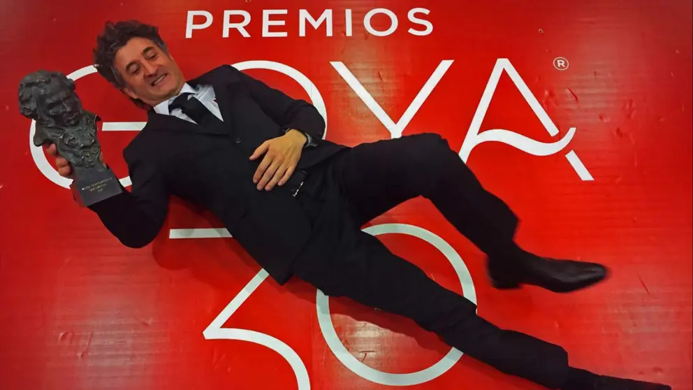 Patxi Uriz con su premio Goya 2016. ULTREIA VIAJES