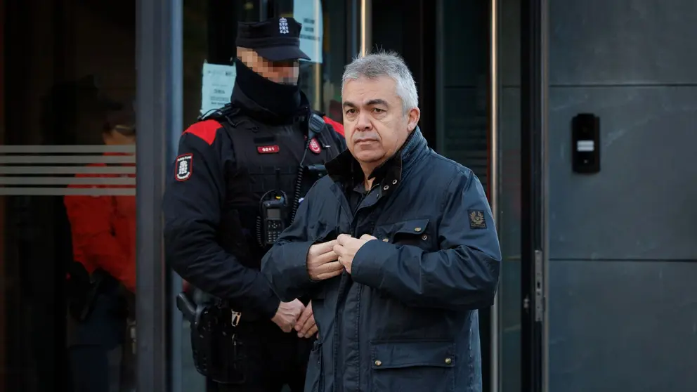 El ex secretario de Organización del PSOE Santos Cerdán a su salida este lunes por primera vez al Juzgado de Primera Instancia de Tafalla para cumplir con la comparecencia quincenal impuesta por el juez del Tribunal Supremo Leopoldo Puente tras su puesta en libertad. EFE/Villar López