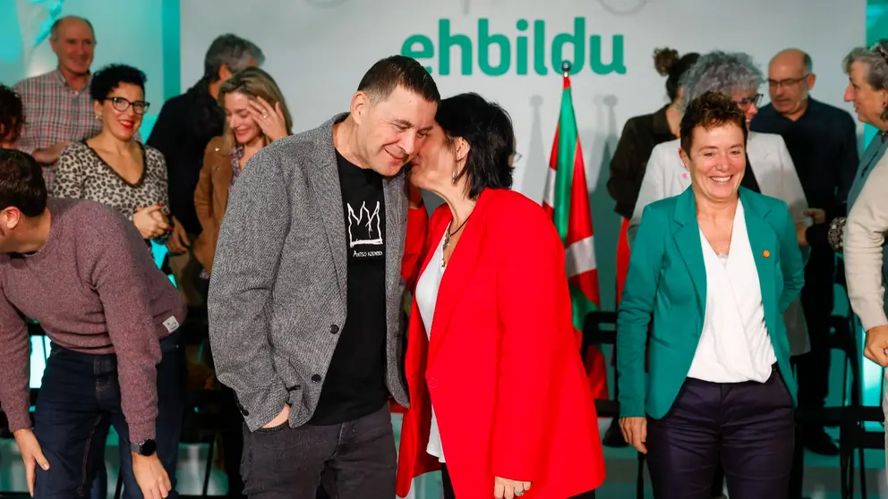 El secretario general de EH Bildu, Arnaldo Otegi (c-i) junto a la portavoz del Parlamento de Navarra, Laura Aznal (c-d) entre otros, participan en un acto político organizado por EH Bildu en el Día de Navarra y en el Día del Euskera. EFE/ Villar Lopez