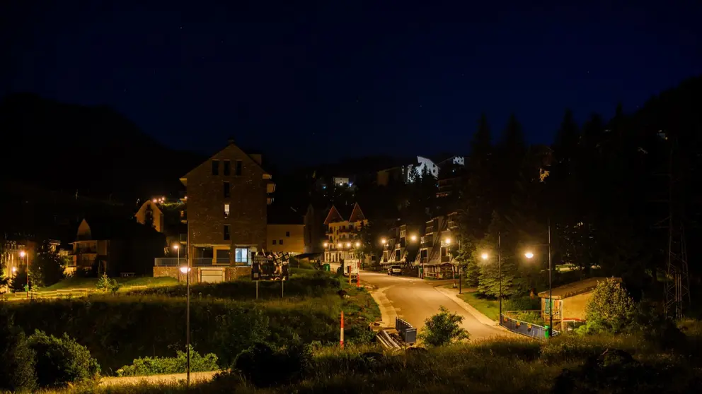 Conjunto de luminarias Pescador sobre columnas Atlas, ofreciendo una apariencia coherente y eficiente en el paisaje pirenaico. ATP ILUMINACIÓN