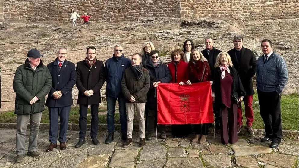 Cristina Ibarrola y otros miembros de UPN en la esplanada del Castillo de Javier. UPN
