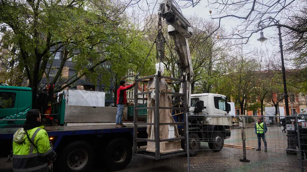 Comienza el traslado de las primeras estatuas de los Reyes de Navarra del Paseo de Sarasate. IÑIGO ALZUGARAY