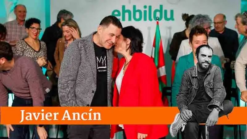 El secretario general de EH Bildu, Arnaldo Otegi (c-i) junto a la portavoz del Parlamento de Navarra, Laura Aznal (c-d) entre otros, participan en un acto político organizado por EH Bildu en el Día de Navarra y en el Día del Euskera. EFE/ Villar Lopez