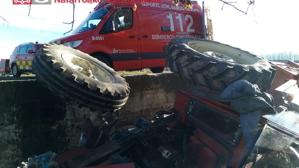 Estado de cómo ha quedado el tractor tras el accidente. BOMBEROS DE NAVARRA