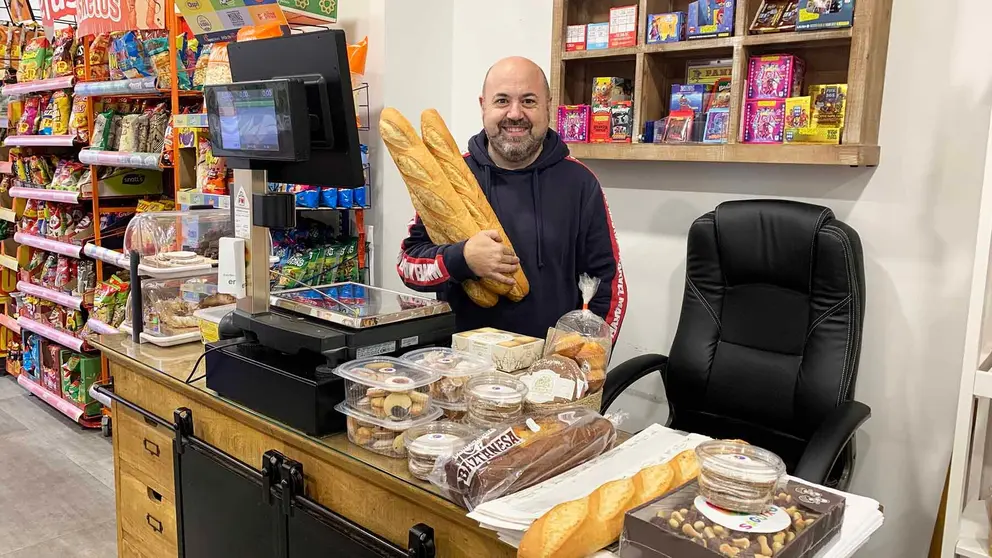 Joaquín Solano en su tienda Sagutxo golosinas en Ripagaina. Navarra.com
