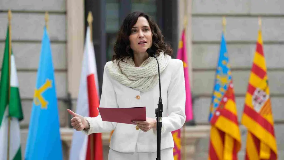 La presidenta de la Comunidad de Madrid, Isabel Díaz Ayuso, hace una declaración a la prensa a su llegada al acto institucional por el Día de la Constitución. EFE/Borja Sánchez-Trillo