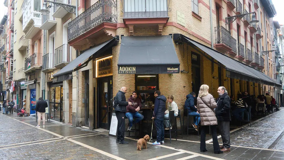 Ambiente a la hora del vermut en el Casco Viejo de Pamplona. IÑIGO ALZUGARAY