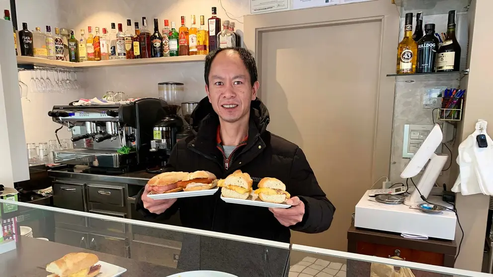 Aiguo Liu en su nueva cafeter&iacute;a en la calle Abejeras de pamplona. Navarra.com