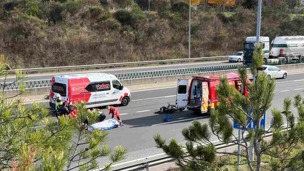 Personal sanitario atiende al motorista herido en la AP-15, a la altura de Tajonar. PABLO LASAOSA