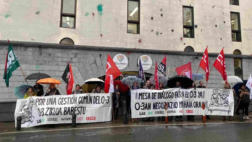 Concentración de la intersindical del ciclo 0-3 frente al departamento de Educación del Gobierno de Navarra. LAB