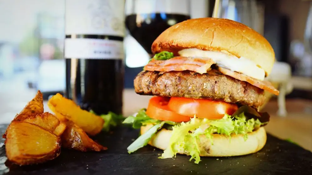 Una hamburguesa de lujo en el bar restaurante Grill Naty de la Rochapea en Pamplona. Navarra.com