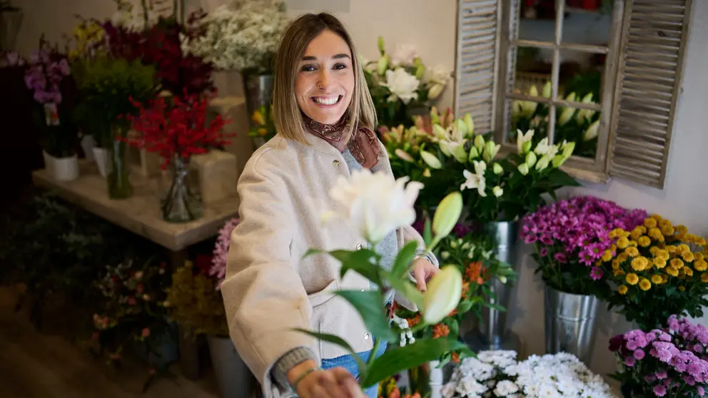 María Salvado de floristería El Árbol en su nuevo local de la calle Sancho el Mayor 7 de Pamplona. PABLO LASAOSA