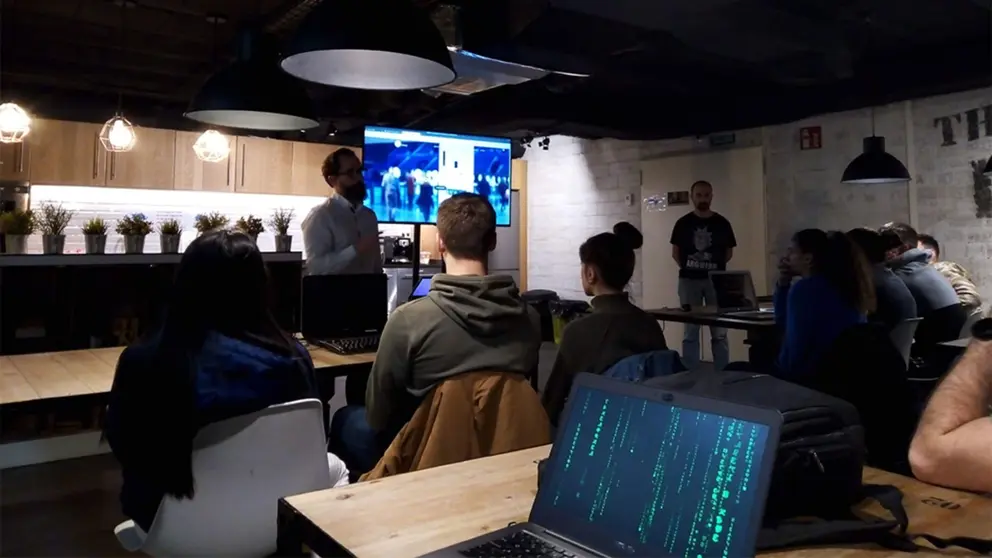 Mentores de la empresa Das-Nano impartiendo una sesión sobre Inteligencia Artificial. ARCHIVO