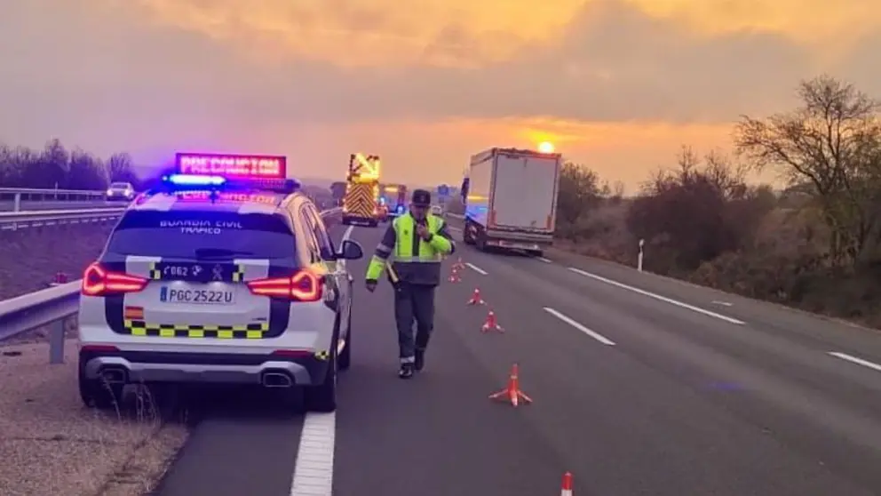 Imagen de la Guardia Civil en un accidente. GUARDIA CIVIL