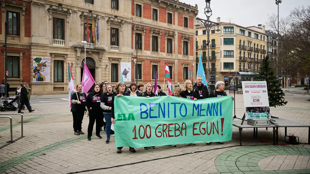 Trabajadores del centro Benito Menni finalizan la marcha que han realizado desde Elizondo a Pamplona cuando cumplen 100 d&iacute;as de huelga por la mejora del servicio y las condiciones laborales. PABLO LASAOSA