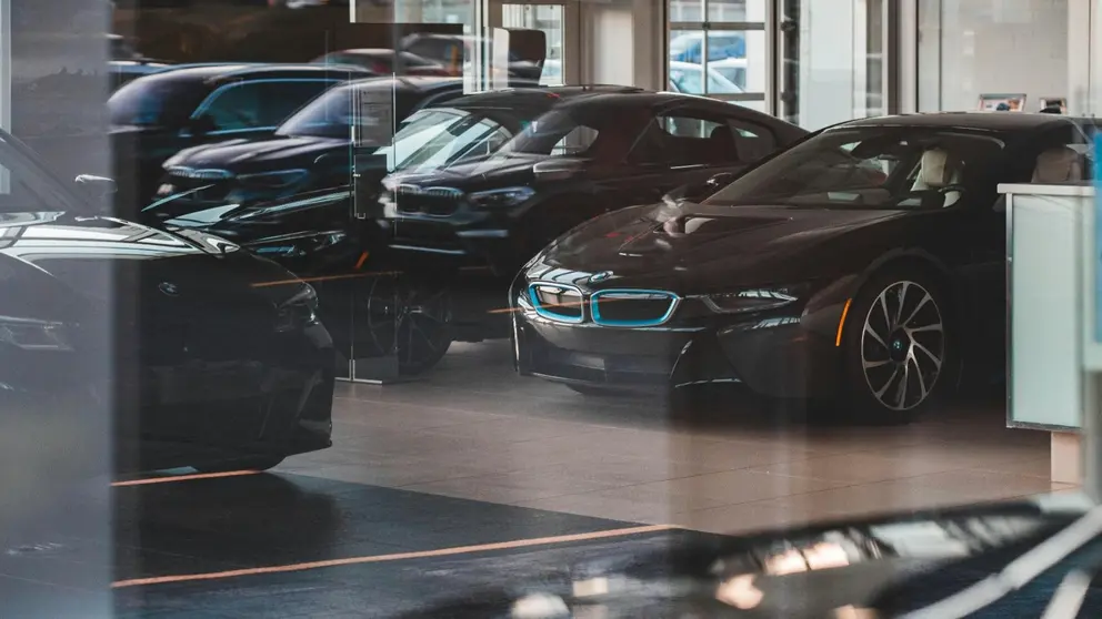 Imagen de archivo de varios coches dentro de un concesionario. CEDIDA