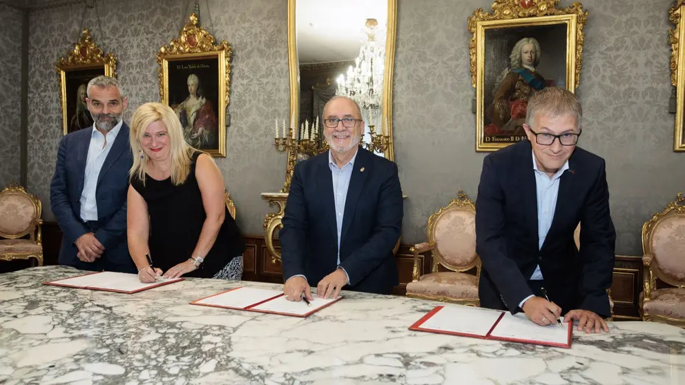 De izda a dcha: Edelmiro Castro, Leire Díez, consejero Cigudosa y Francisco Fernández. GOBIERNO DE NAVARRA