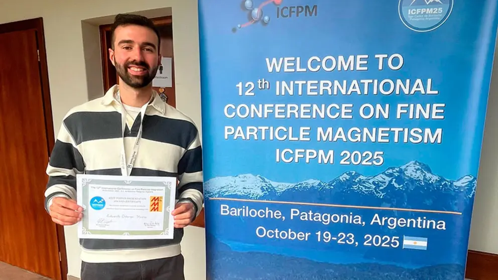 Eduardo Ordoqui, en el congreso, junto a su póster premiado y el diploma del premio. UNIVERSIDAD PÚBLICA DE NAVARRA