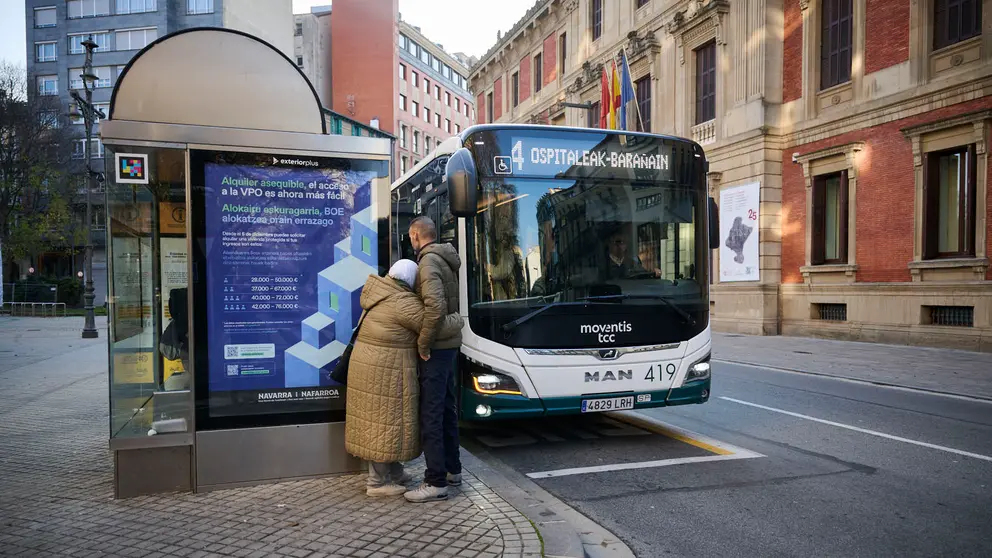 Varias personas en una villavesa en Pamplona. PABLO LASAOSA