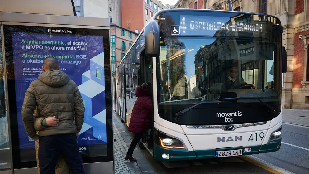 Varias personas en una villavesa en Pamplona. PABLO LASAOSA