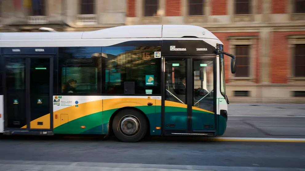 Varias personas en una villavesa en Pamplona. PABLO LASAOSA
