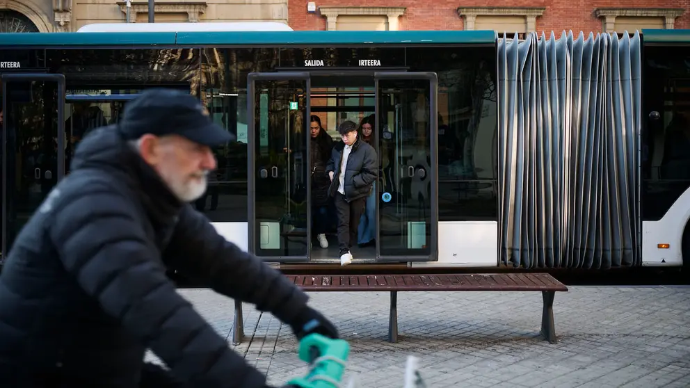 Varias personas en una villavesa en Pamplona. PABLO LASAOSA