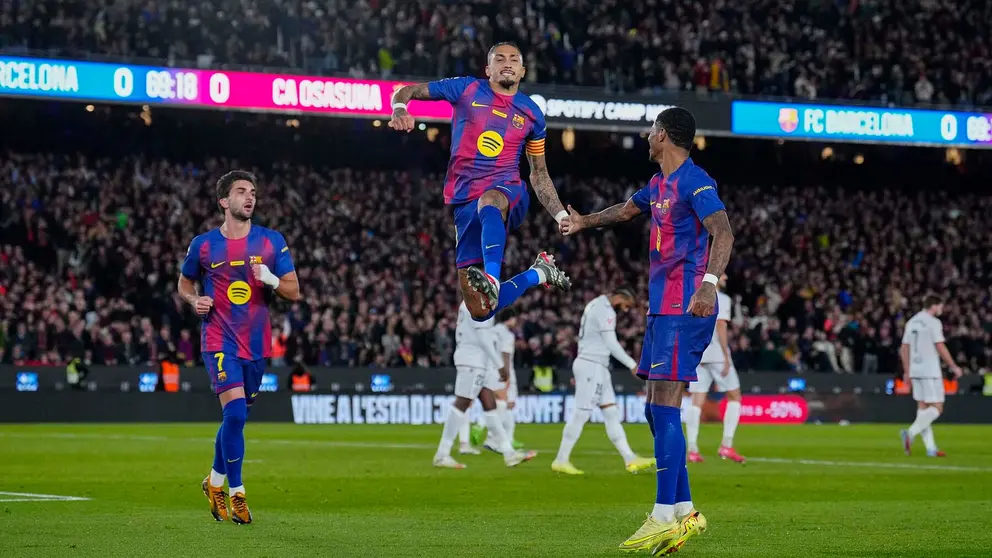 El delantero brasileño del FC Barcelona Raphinha (c) celebra con sus compañeros el gol marcado ante el Osasuna durante el partido de la jornada 16 de LaLiga que FC Barcelona y Atlético Osasuna disputan este sábado en el Camp Nou. EFE/Alejandro García