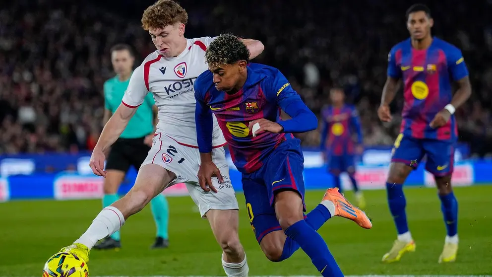 El delantero del FC Barcelona Lamine Yamal (d) ante el delantero del Osasuna V&iacute;ctor Mu&ntilde;oz durante el partido de la jornada 16 de LaLiga que FC Barcelona y Atl&eacute;tico Osasuna disputan este s&aacute;bado en el Camp Nou. EFE/Alejandro Garc&iacute;a