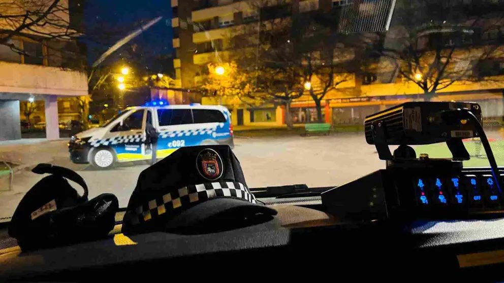 Dos coches patrulla durante un intervenci&oacute;n policial. POLIC&Iacute;A MUNICIPAL DE PAMPLONA