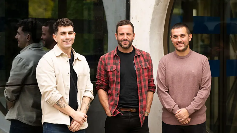 Hodei Sarasa, Javier Morentin y Ekaitz Irujo, responsables del proyecto LOTU!, posan en la UPNA.