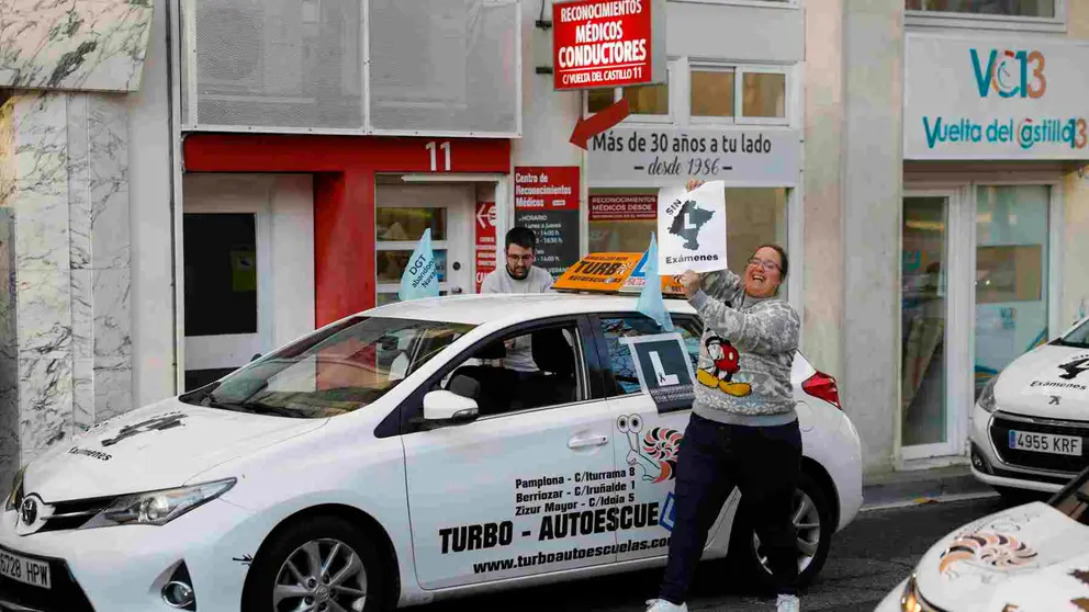 Protesta de las autoescuelas de Navarra por las listas de espera para examinarse. EFE/ Jes&uacute;s Diges