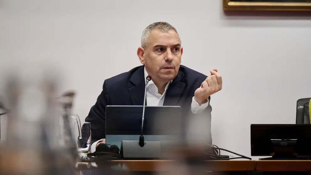 Comisi&oacute;n de Investigaci&oacute;n del Parlamento de Navarra sobre licitaci&oacute;n y adjudicaci&oacute;n de obras p&uacute;blicas del Gobierno de Navarra con la comparecencia del director general de Intervenci&oacute;n del Gobierno de Navarra, Juan Jos&eacute; P&eacute;rez. PABLO LASAOSA