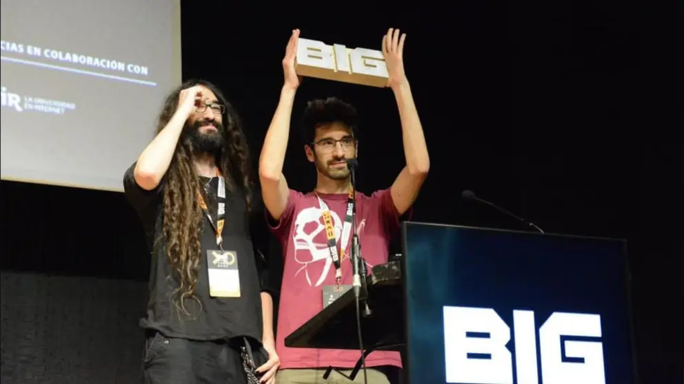 Daniel Medina e I&ntilde;aki D&iacute;az recogen el premio al Mejor Videojuego Vasco 2025. CEDIDA