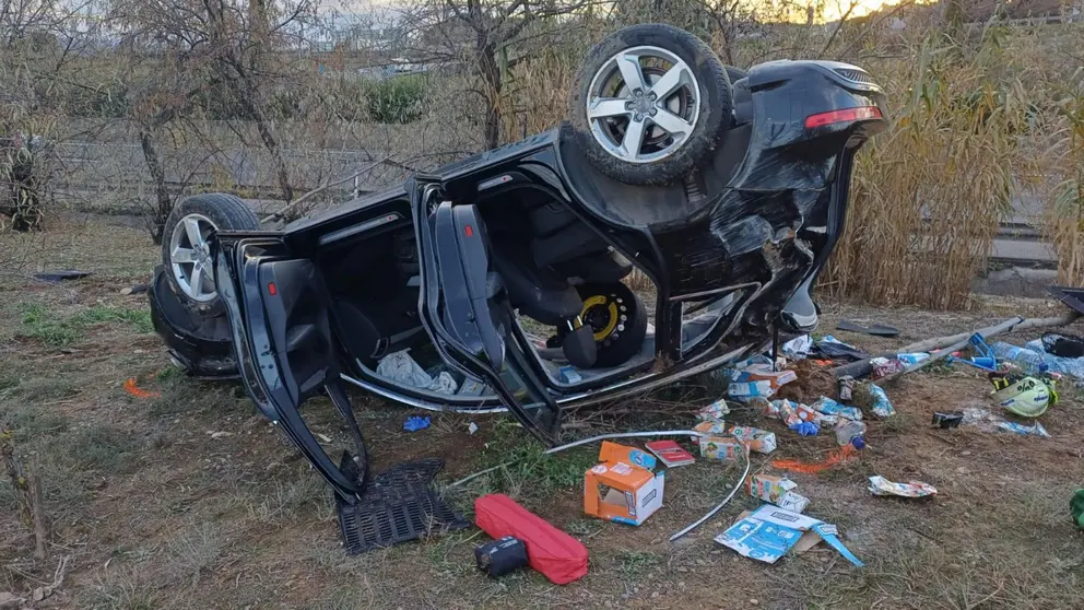 Imagen del coche accidentado. BOBEROS DE NAVARRA