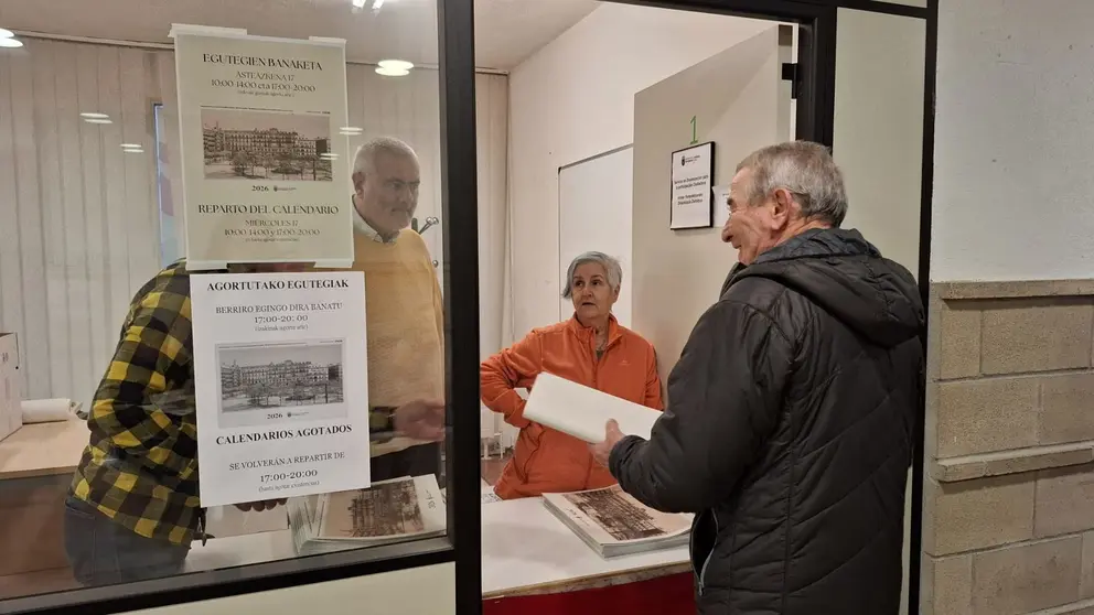 Imagen del reparto de los calendarios municipales. AYUNTAMIENTO DE PAMPLONA