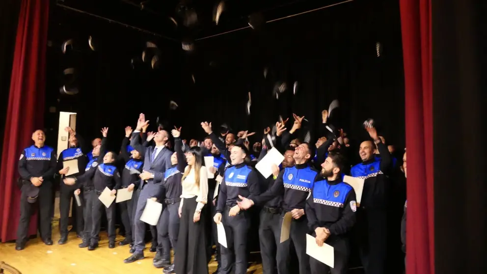 NAVARRA.-Un total de 26 personas superan el Curso de Ascenso a Agente Primero y Primera de polic&iacute;as locales

Se incorporar&aacute;n a las localidades de Anso&aacute;in, Burlada, Cintru&eacute;nigo, Corella, Estella, Pamplona, Peralta y Tudela

PAMPLONA, 17 Dic. (EUROPA PRESS) -

Un total de 26 personas, 23 hombres y 3 mujeres, han superado el curso de ascenso a agente primero y primera en la Escuela de Seguridad y Emergencias de Navarra (ESEN) y se incorporar&aacute;n pr&oacute;ximamente a las localidades de Anso&aacute;in, Burlada, Cintru&eacute;nigo, Corella, Estella, Pamplona, Peralta y Tudela.

El curso, que ha tenido por objetivo la capacitaci&oacute;n profesional de las personas aspirantes para el desempe&ntilde;o de las tareas y funciones propias del puesto, comenz&oacute; el pasado 20 de octubre y la formaci&oacute;n ha consistido en 234 horas lectivas, de las que 64 han sido de car&aacute;cter pr&aacute;ctico, informa en un comunicado el Gobierno de Navarra.

El curso estaba dividido en seis m&oacute;dulos que comprenden las &aacute;reas de Polic&iacute;a y sociedad; Jur&iacute;dica y de investigaci&oacute;n; Prevenci&oacute;n e intervenci&oacute;n; Desarrollo de competencias para el mando; Conocimientos y habilidades policiales, y Visi&oacute;n global de la organizaci&oacute;n (pr&aacute;cticas en el puesto de mando).

En el mismo, las personas aspirantes han tratado aspectos como la igualdad y violencia de g&eacute;nero, la atenci&oacute;n a la diversidad, la mediaci&oacute;n policial, t&eacute;cnicas de prevenci&oacute;n e intervenci&oacute;n, t&eacute;cnicas operativas de seguridad vial, o primeros auxilios policiales.

Por su parte, la formaci&oacute;n se ha impartido en las instalaciones de la ESEN y las pr&aacute;cticas se han realizado en dependencias de las distintas polic&iacute;as locales y municipales de Navarra y de la Polic&iacute;a Foral. GOBIERNO DE NAVARRA