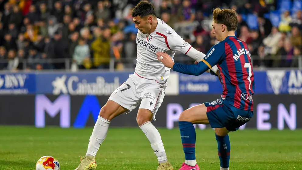 El delantero de Osasuna Robert Arroyo (i) pelea un bal&oacute;n con el centrocampista del Huesca Manu Rico, durante el partido de dieciseisavos de final de la Copa del Rey entre el Huesca y el Osasuna, este mi&eacute;rcoles en el estadio de El Alcoraz, en Huesca. EFE/ Javier Blasco