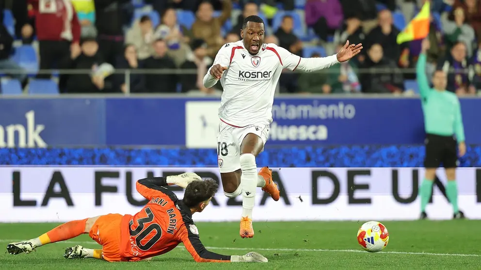 Sheraldo Becker en acci&oacute;n ante el Huesca. CA Osasuna.