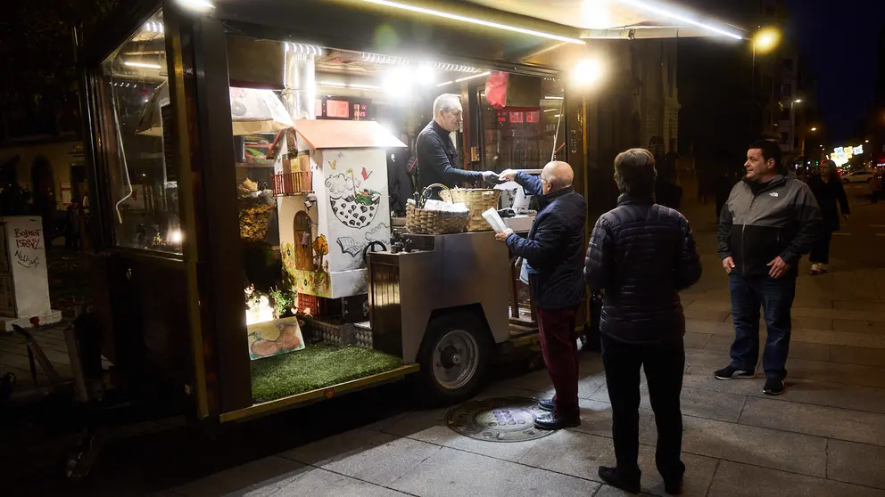 Puesto de venta de casta&ntilde;as asadas en la avenida San Ignacio de Pamplona. I&Ntilde;IGO ALZUGARAY